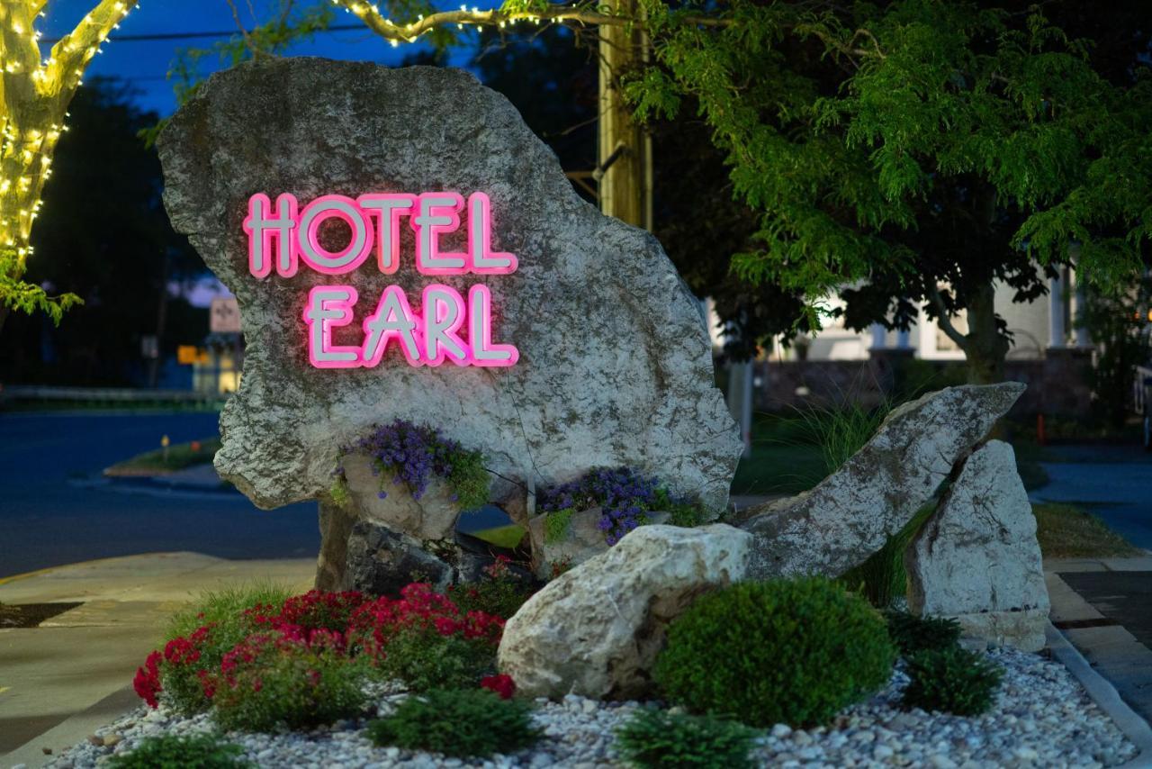 Hotel The Earl In Charlevoix Extérieur photo